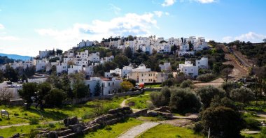 A front view of coastal town architecture in Bodrum, Türkiye, Feb. 22, 2022. (Shutterstock Photo)