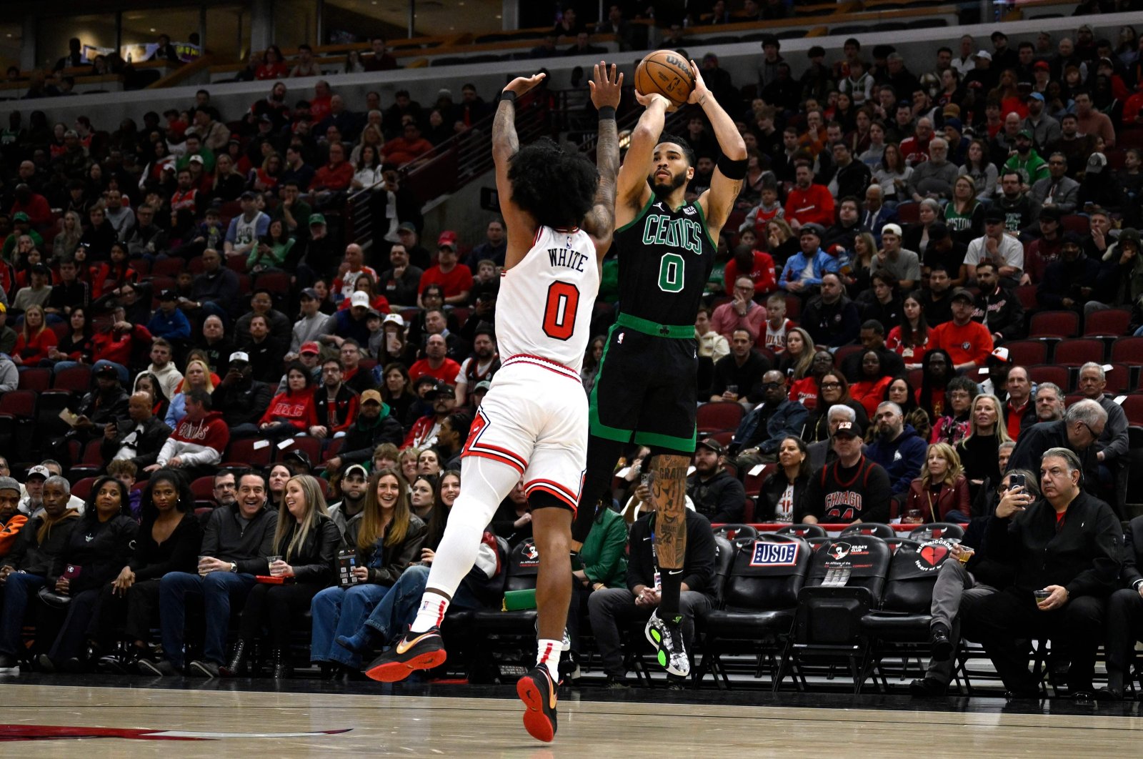 Celtics Jayson Tatum (R) shoots against Bulls&#039; Coby White during an NBA game in Chicago, Illinois, March 23, 2024. (AFP Photo)