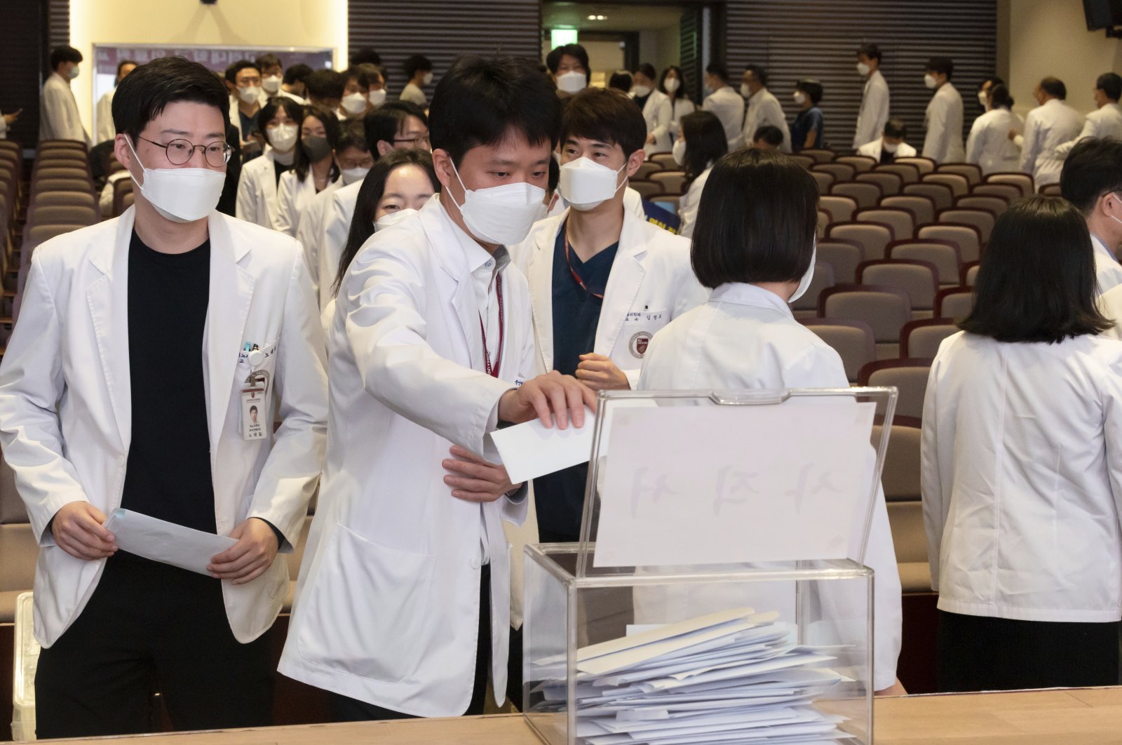 Medical professors line up to submit their resignations during a meeting at Korea University in Seoul, South Korea, March 25, 2024. (AP Photo)