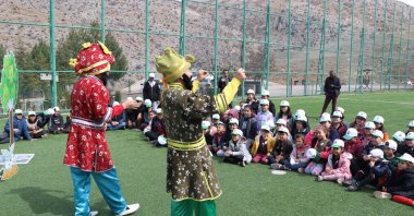 Primary school students watch the age-old Karagöz-Hacivat play at a school, Kayseri, Türkiye, March 26, 2024. (AA Photo)