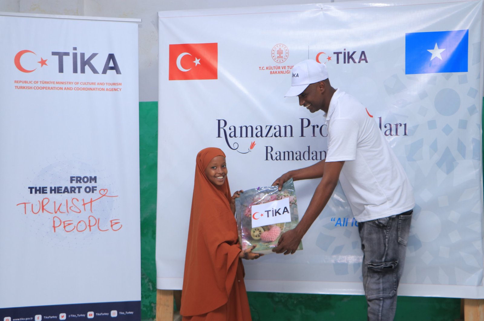 A TIKA volunteer hands over Eid gifts to a girl in Somalia, March 26, 2024. (AA Photo)