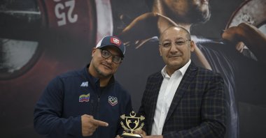The Turkish Weightlifting Federation President Talat Ünlü (R) presents a plaque to the secretary general of the Venezuelan Weightlifting Federation, Velasquez Noriega Henry Jose, Eryaman, Türkiye, March 26, 2024. (AA Photo)