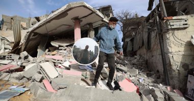 A Palestinian man carries a mirror recovered from debris following Israeli bombardment in Rafah, in the southern Gaza Strip, on March 27, 2024, amid the ongoing conflict between Israel and the Palestinian militant group Hamas. (Photo by MOHAMMED ABED / AFP)
