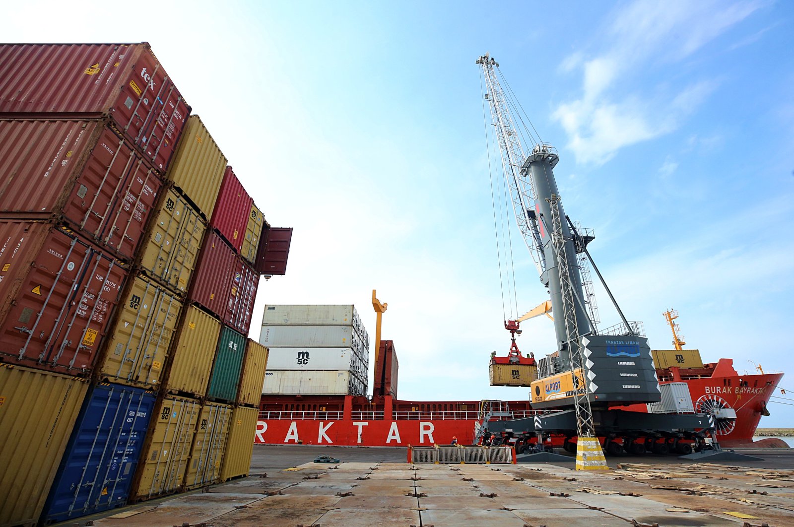 Türkiye’s foreign trade gap nearly halves amid upward export trend