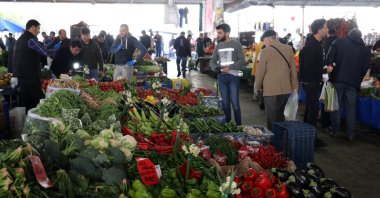 People are seen at a local market in Antalya, southern Türkiye, Jan 26, 2020. (DHA Photo)