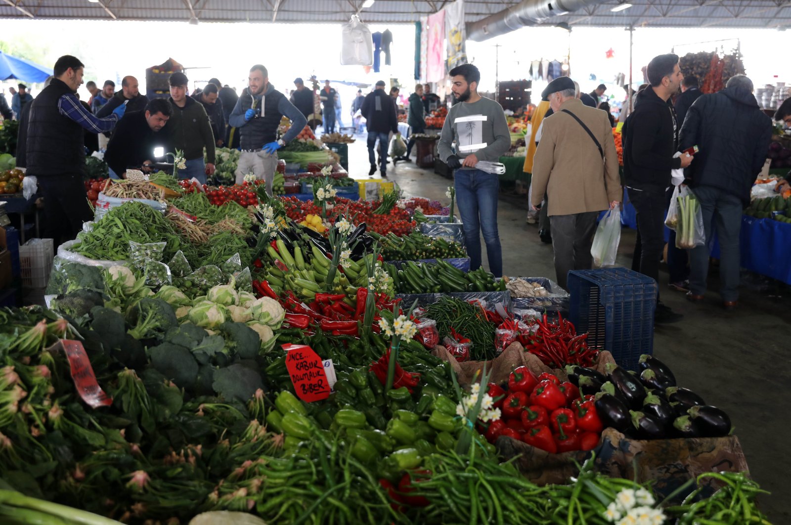 People are seen at a local market in Antalya, southern Türkiye, Jan 26, 2020. (DHA Photo)