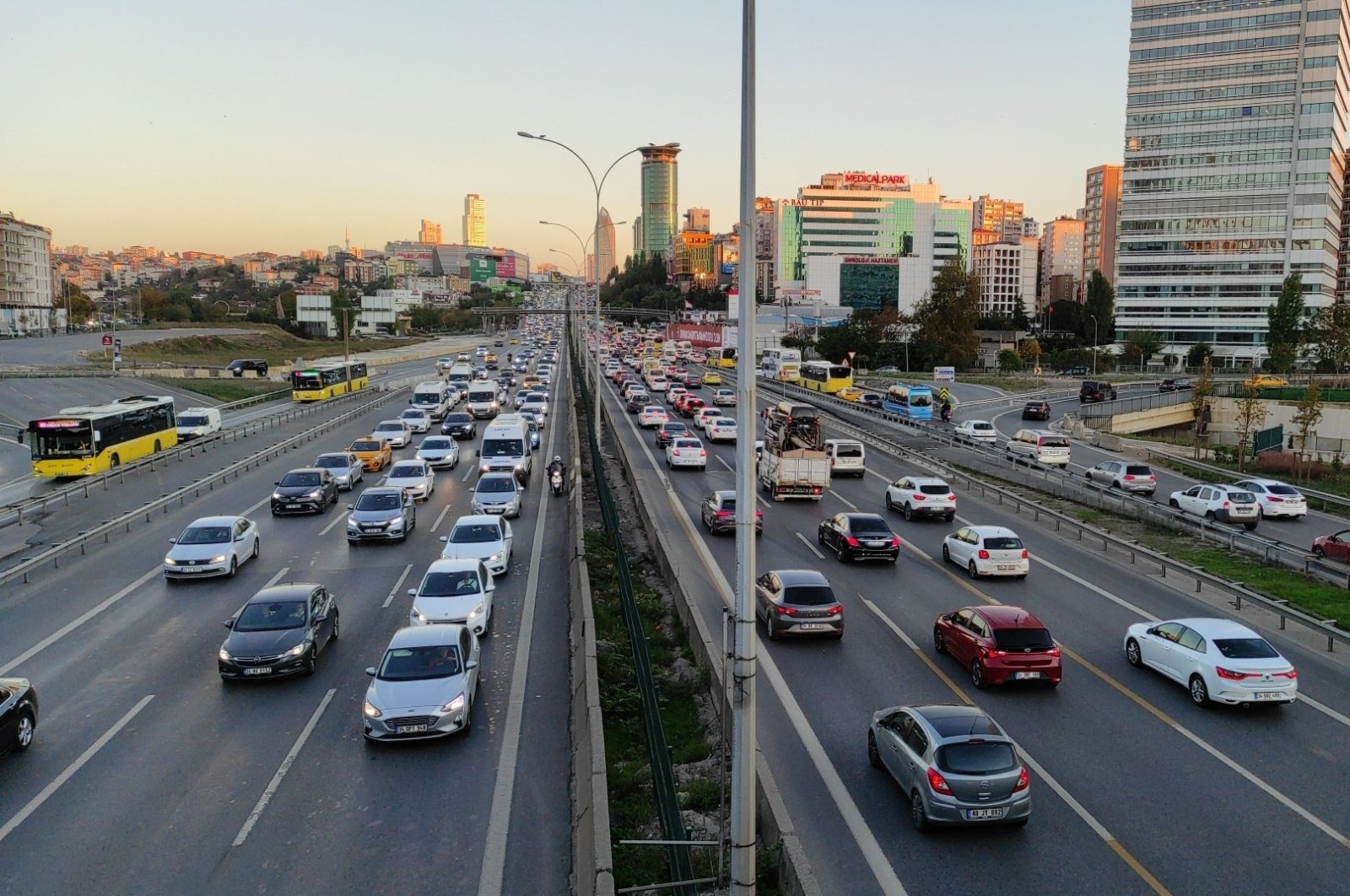Vehicles are seen amid traffic on D-100 Highway in Istanbul, Türkiye, Oct. 26, 2021. (AA Photo)