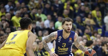 Fenerbahçe Beko&#039;s Scottie Wilbekin (R) in action during the match against Barcelona, Barcelona, Spain, March 20, 2024. (IHA Photo)