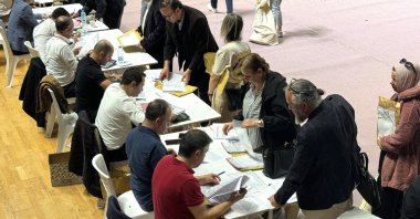 Local election board officials take delivery of ballot boxes to be counted after voting ends in the northern Kocaeli province, Türkiye, March 31, 2024. (AA Photo)