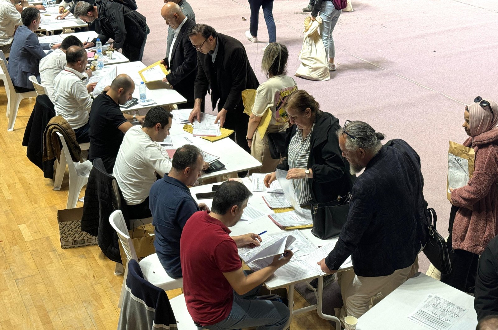 Local election board officials take delivery of ballot boxes to be counted after voting ends in the northern Kocaeli province, Türkiye, March 31, 2024. (AA Photo)