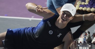 Iga Swiatek poses with her trophy after her victory over Jessica Pegula in the singles final of the WTA Finals tennis championships, Cancun, Mexico, Nov. 6, 2023. (AP Photo)