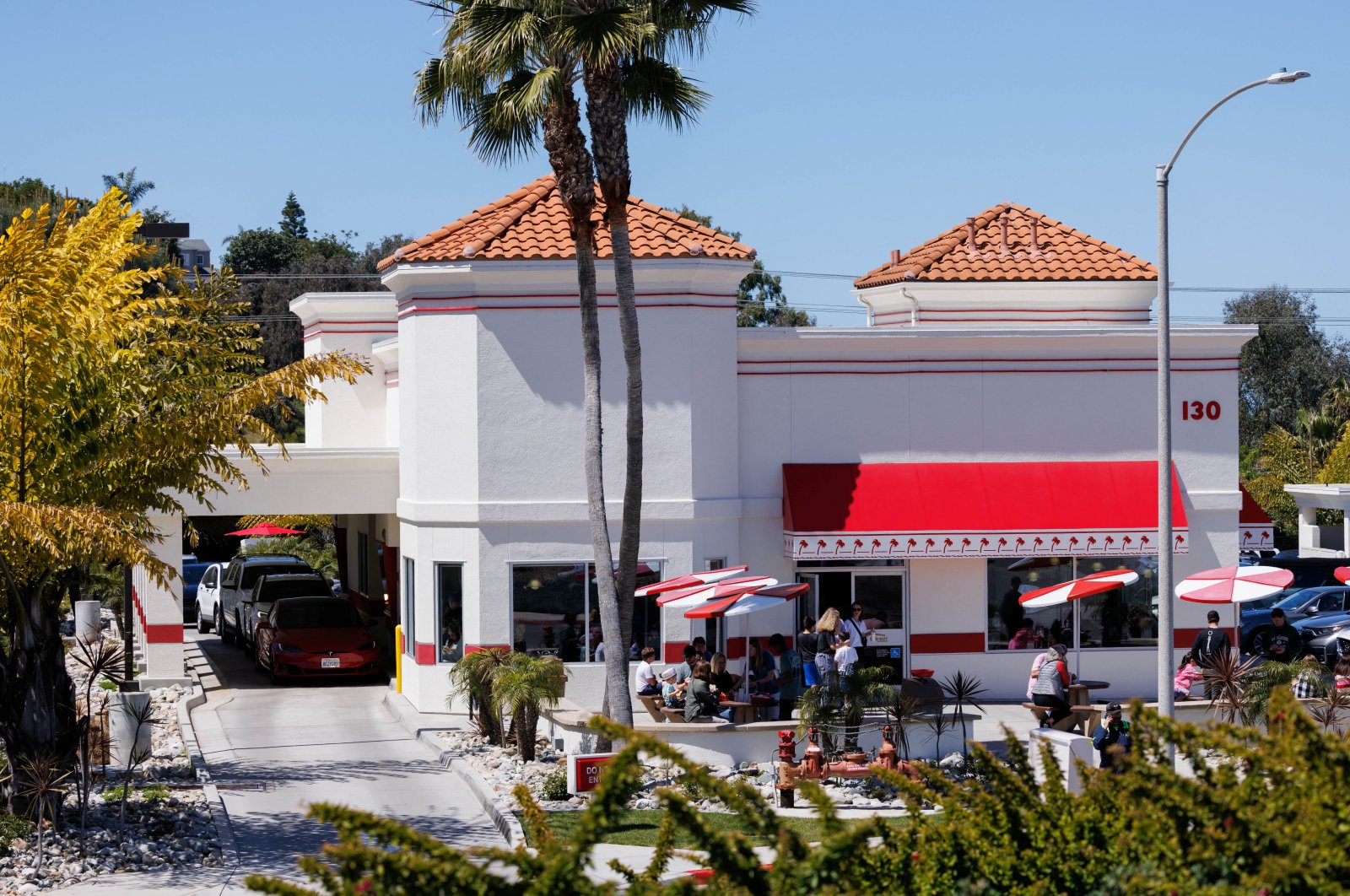 An In-N-Out restaurant is shown, as California begins a new wage law that applies to fast-food chains with at least 60 locations nationwide to increase their minimum wage to $20 an hour for fast-food workers in Encinitas, California, U.S., April 1, 2024. (Reuters Photo)