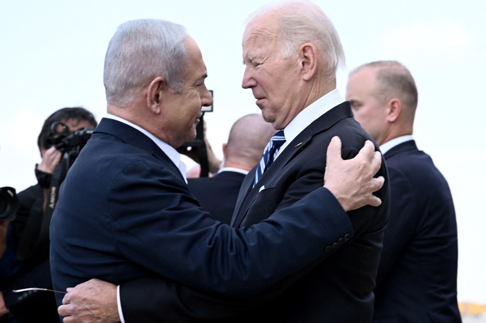 Israel Prime Minister Benjamin Netanyahu (L) greets U.S. President Joe Biden upon his arrival at Tel Aviv&#039;s Ben Gurion Airport, Israel, Oct. 18, 2023. (AFP Photo)