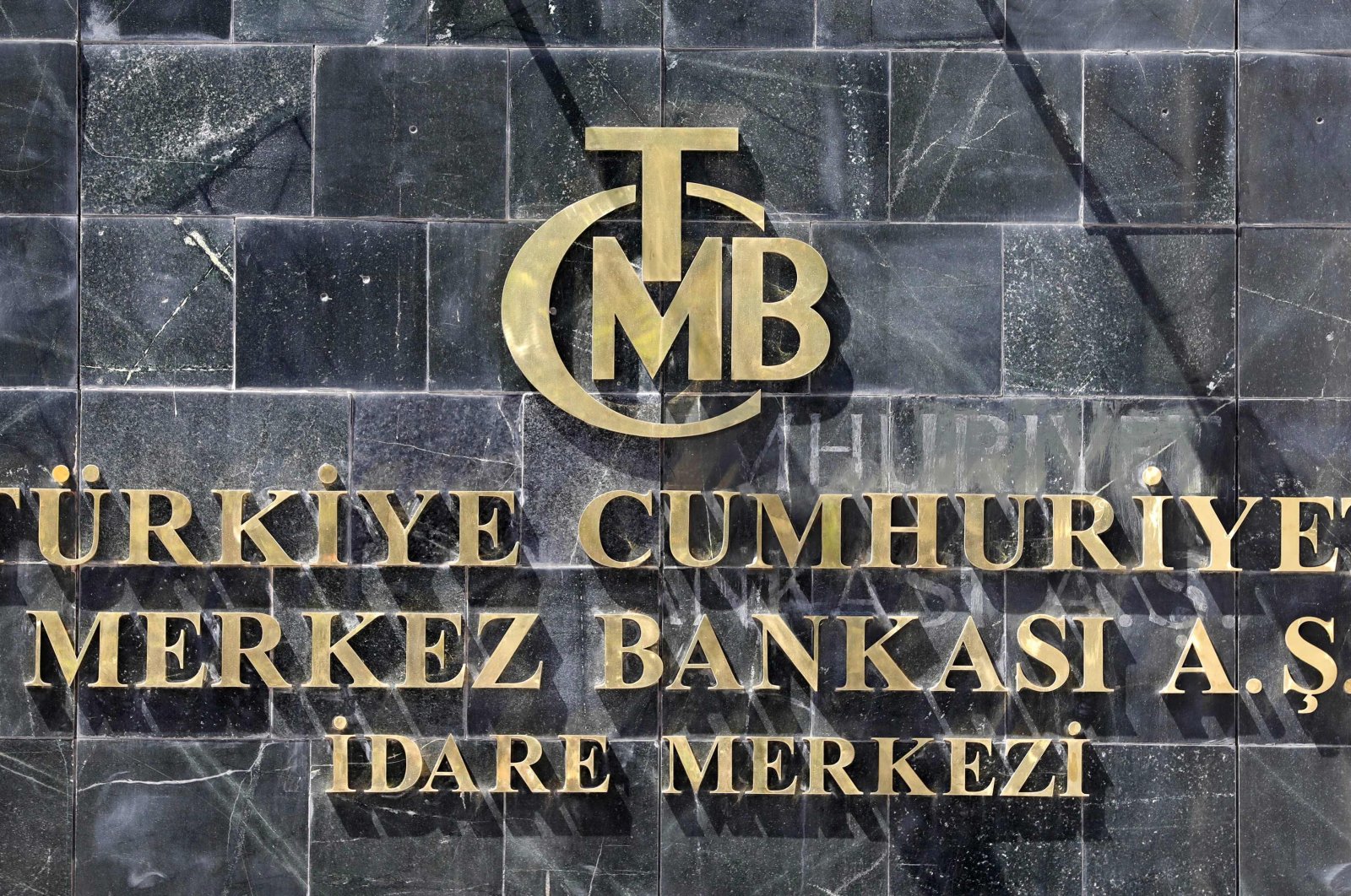 The logo of the Central Bank of the Republic of Türkiye (CBRT) at the entrance of the bank&#039;s headquarters, Ankara, Türkiye, Aug. 14, 2018. (AFP Photo)