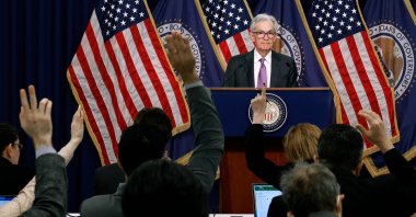 Reporters raise their hands to ask questions to Federal Reserve Chair Jerome Powell during a news conference at the bank's William McChesney Martin building in Washington, U.S., March 20, 2024. (AFP Photo)