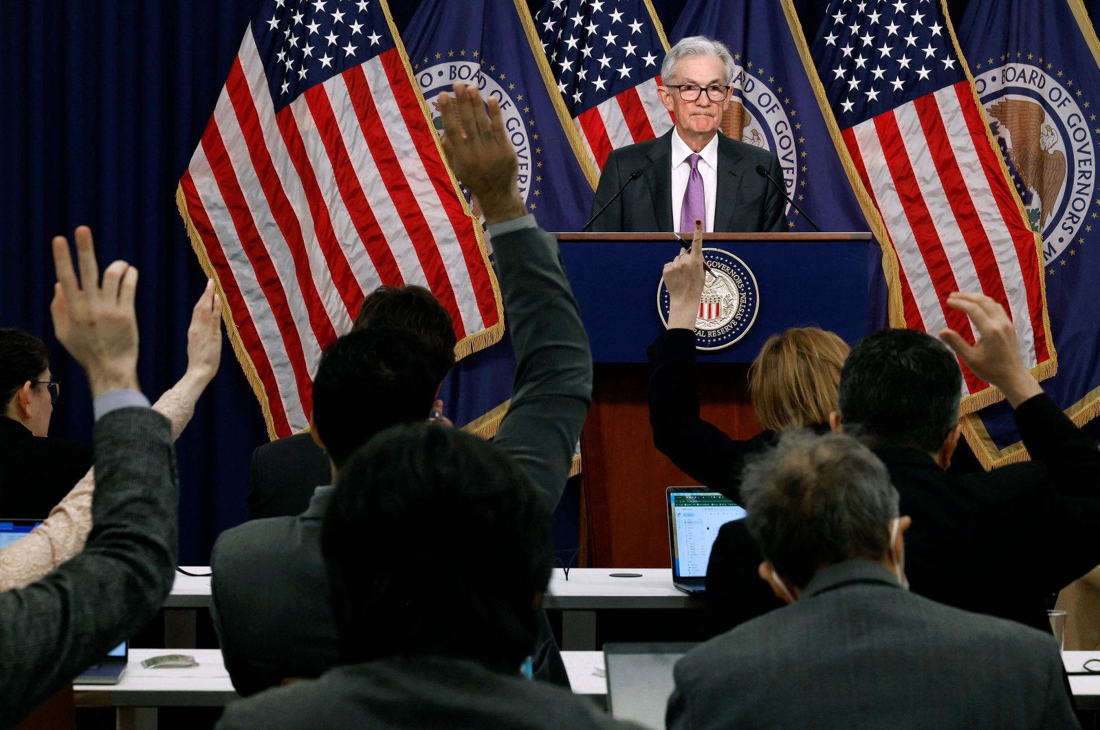Reporters raise their hands to ask questions to Federal Reserve Chair Jerome Powell during a news conference at the bank&#039;s William McChesney Martin building in Washington, U.S., March 20, 2024. (AFP Photo)