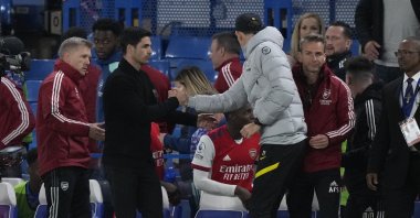 Arsenal&#039;s manager Mikel Arteta (L) shakes hands with former Chelsea&#039;s head coach Thomas Tuchel, just after the final whistle to end the English Premier League match at Stamford Bridge, London, U.K., April 20, 2022. (AP Photo)