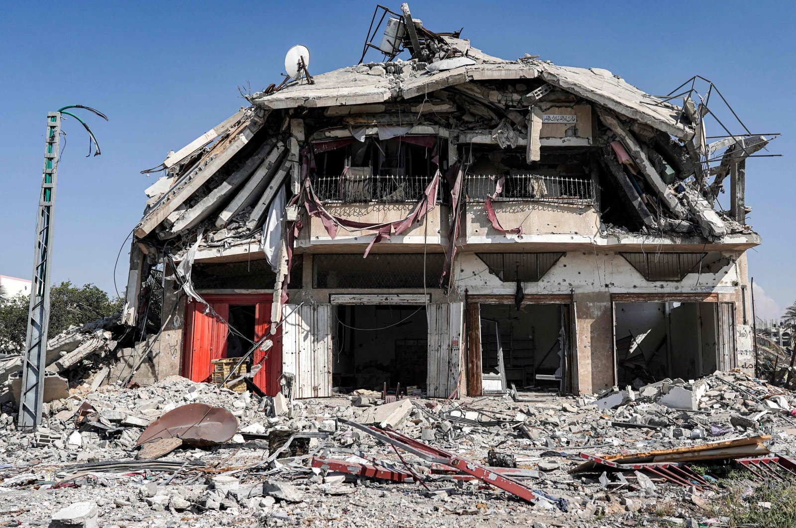 A partially collapsed building in Khan Yunis after Israel pulled its ground forces out of the southern Gaza Strip, Palestine, April 7, 2024. (AFP Photo)