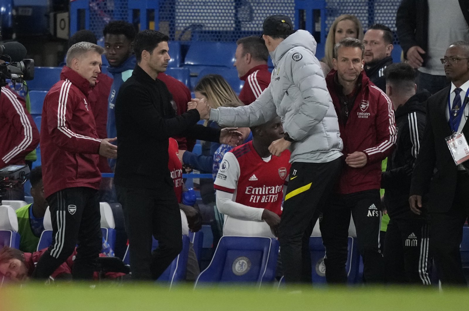 Arsenal&#039;s manager Mikel Arteta (L) shakes hands with former Chelsea&#039;s head coach Thomas Tuchel, just after the final whistle to end the English Premier League match at Stamford Bridge, London, U.K., April 20, 2022. (AP Photo)