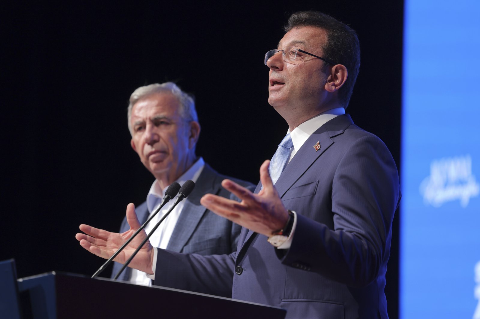 Ankara Mayor Mansur Yavaş (L) and Istanbul Mayor Ekrem Imamoğlu make statements in Ankara, Türkiye, May 14, 2023. (AP Photo)