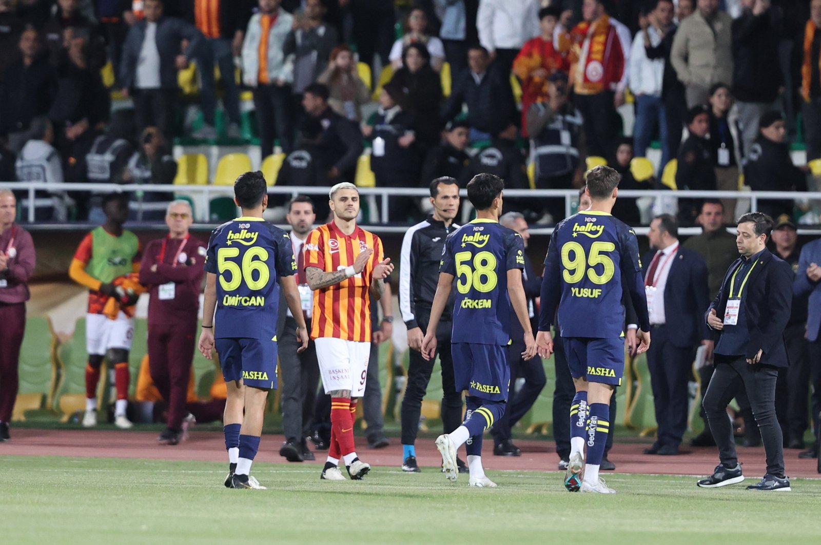 Galatasaray&#039;s Mauro Icardi (2nd L) applauds Fenerbahçe players as they leave the 11 Nisan Stadium pitch, Şanlıurfa, Türkiye, April 7, 2024. (AA Photo)
