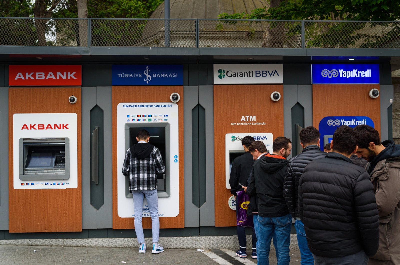 People are seen queuing in front of ATMs of Turkish banks, Istanbul, Türkiye, May 12, 2023. (Reuters Photo)