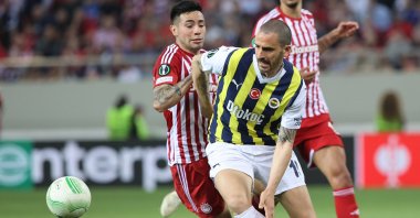 Fenerbahçe's Leonardo Bonucci (R) drives the ball during the Conference League match against Olympiacos, Georgeios Karaiskakis Stadium, Piraeus, Greece, April 11, 2024. (AA Photo)