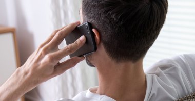 Scammers are increasingly using AI to imitate the voices of friends and relatives to gain trust in phone calls. (dpa Photo)