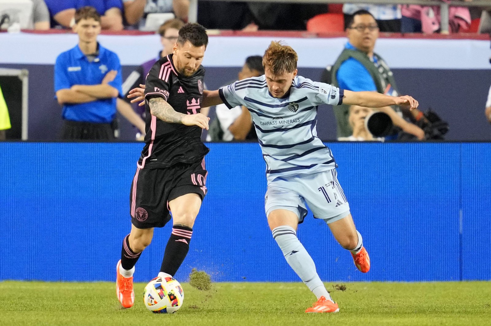 Inter Miami&#039;s Lionel Messi (L) and Sporting Kansas City&#039;s Jake Davis fight for the ball during the first half at GEHA Field at Arrowhead Stadium, Kansas City, Kansas, U.S., April 13, 2024. (Reuters Photo)