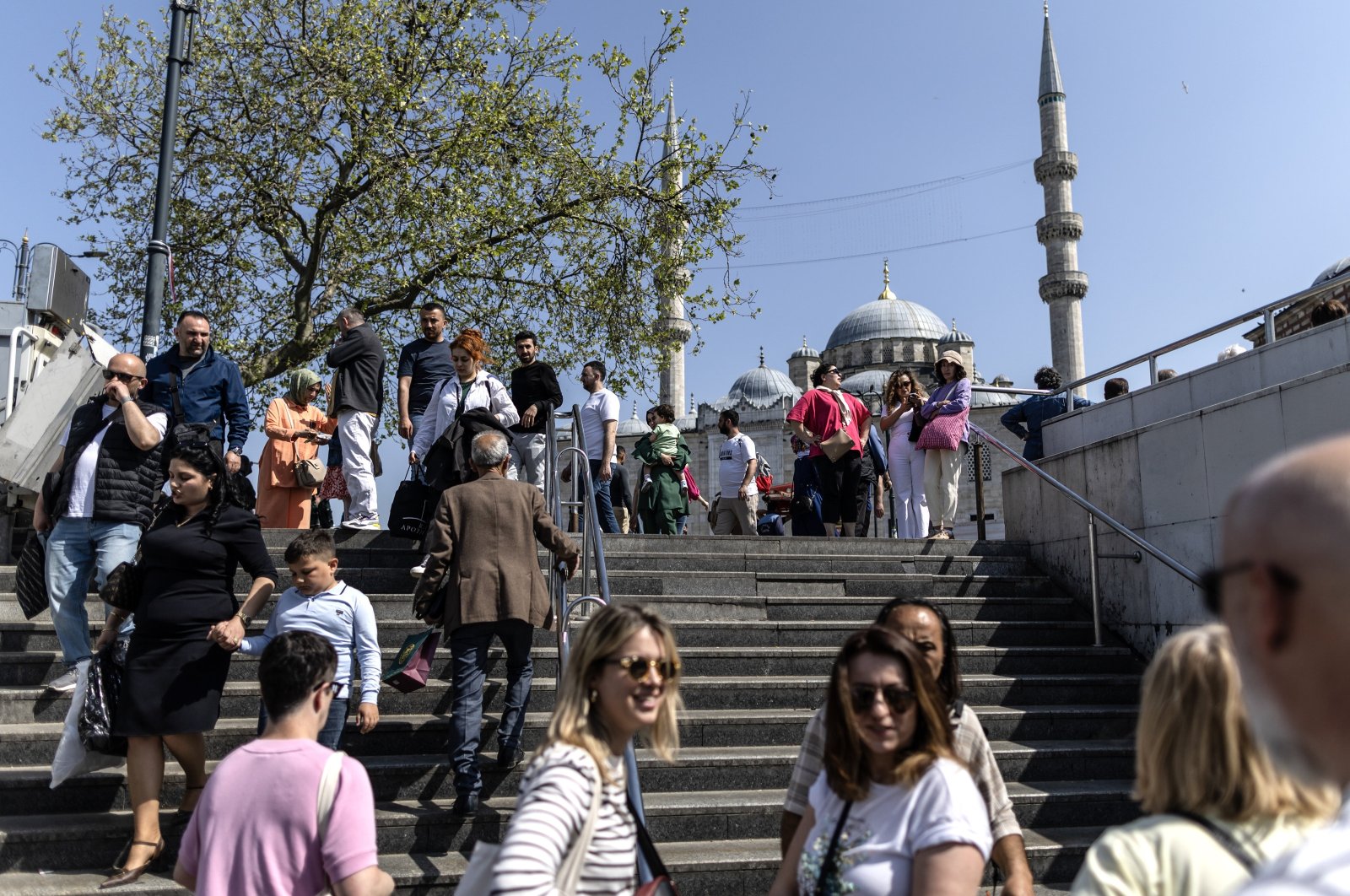 People crowd the steps in front of Eminönü&#039;s historic mosque following the holiday of Eid al-Fitr, Istanbul, Türkiye, April 13, 2024. (EPA Photo)