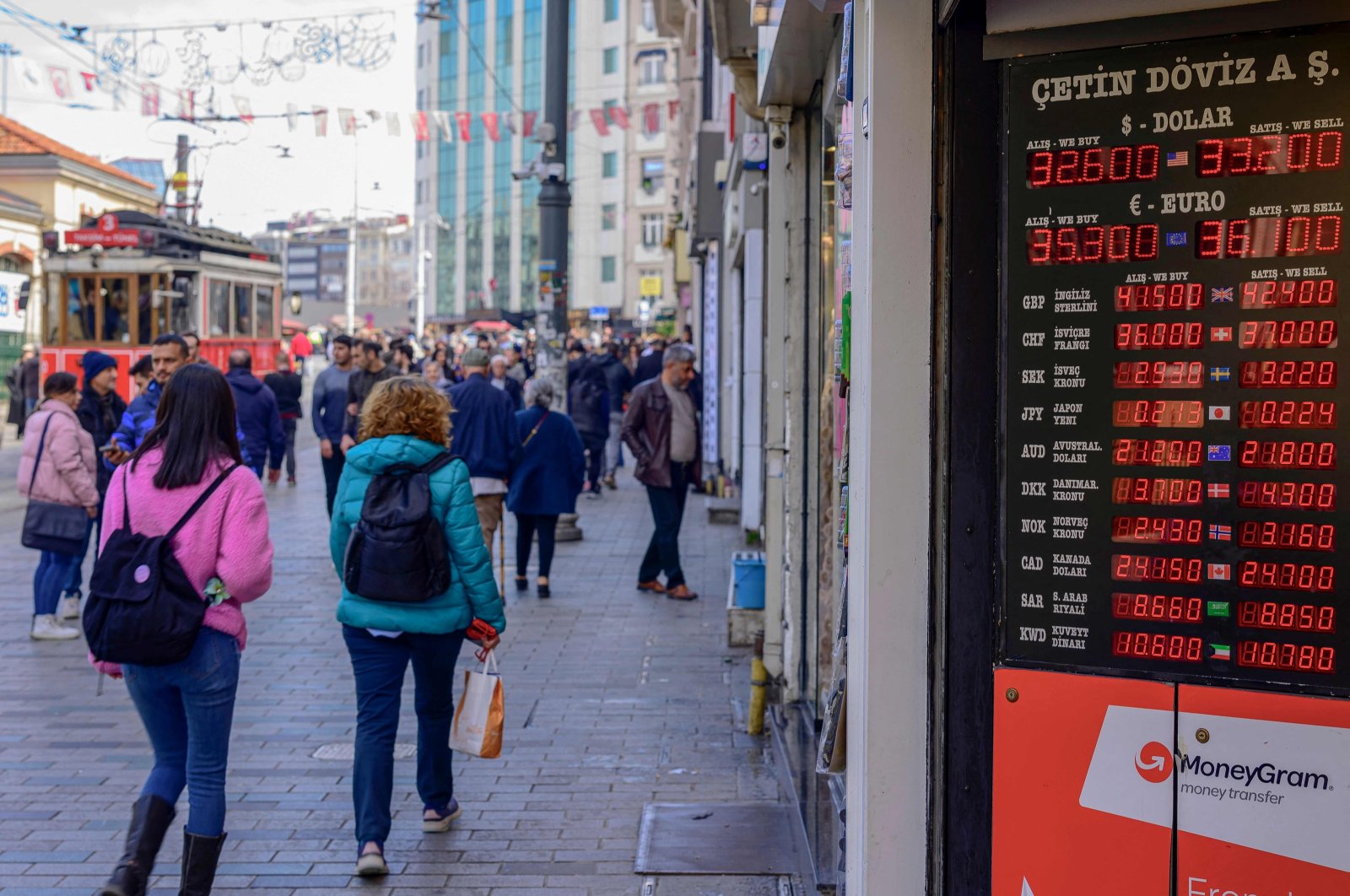 This picture on the famed Istiklal Avenue shows foreign exchange rates displayed against the Turkish lira, in Istanbul, Türkiye, March 21, 2024. (AFP Photo)