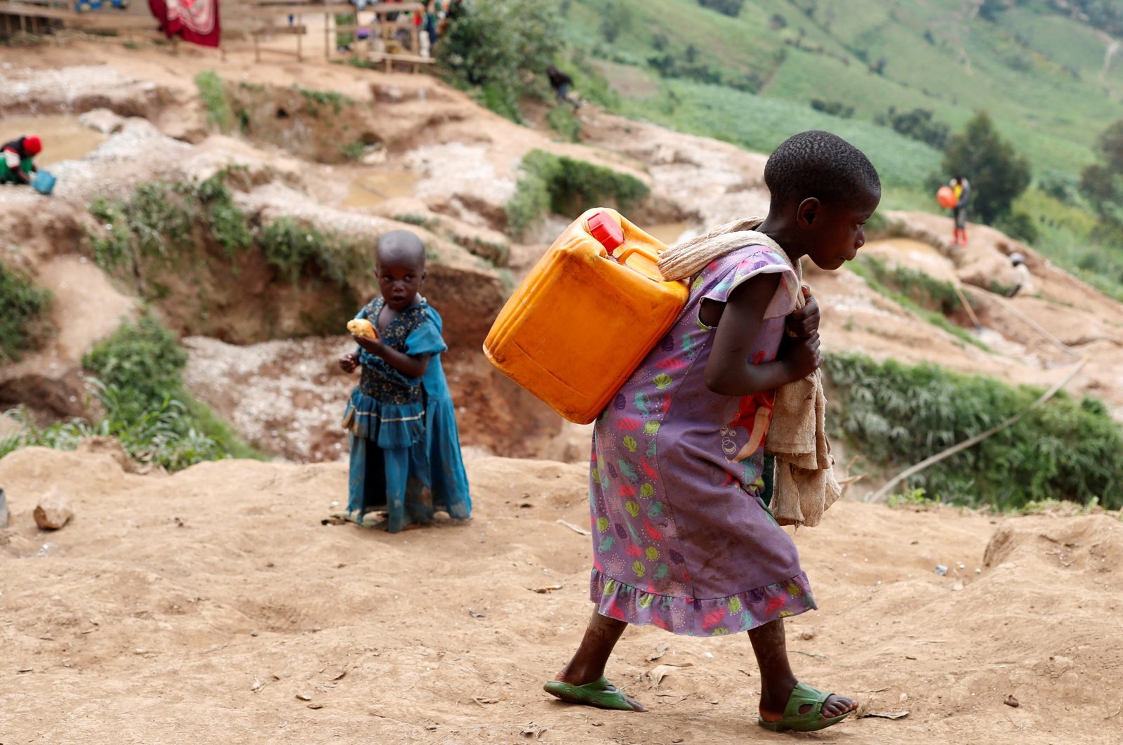 A girl carries a container of water at a coltan mine, Kamatare, Masisi territory, North Kivu Province, Democratic Republic of Congo, Dec. 1, 2018. (Reuters Photo)