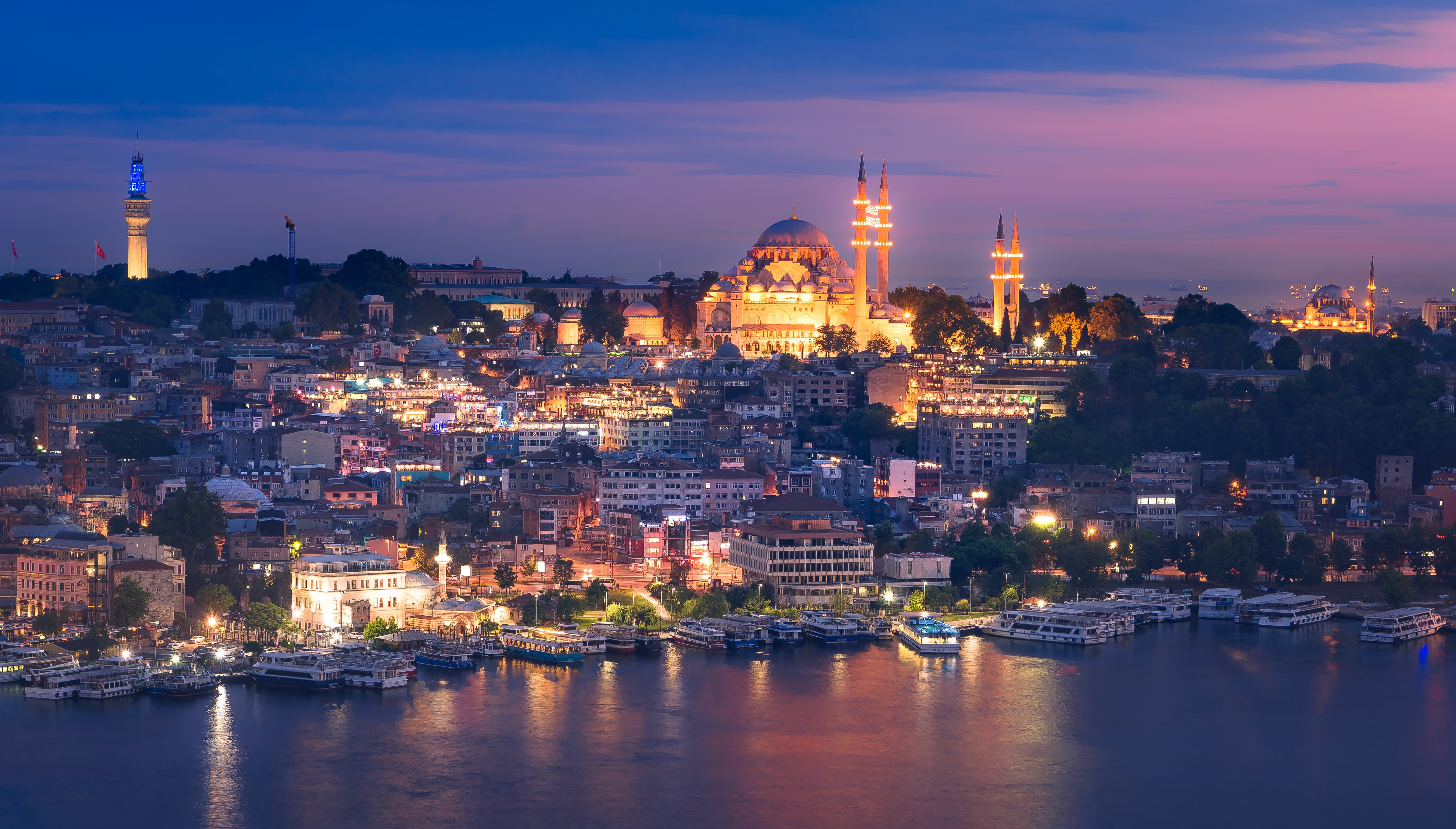 A sunset in Istanbul backdrops the city&#039;s historic Suleymaniye Mosque, Türkiye. (Shutterstock Photo)