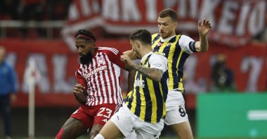 Olympiacos' Rodinei (L) in action with Fenerbahce's Rade Krunic and Edin Dzeko (R) during the Europa Conference League quarterfinals first leg match at the Karaiskakis Stadium, Piraeus, Greece, April 11, 2024 (Reuters Photo)