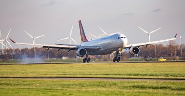 A Turkish Airlines (THY) aircraft is seen landing in Amsterdam Schiphol International Airport, Amsterdam, Netherlands, Jan. 4, 2020. (Reuters Photo)