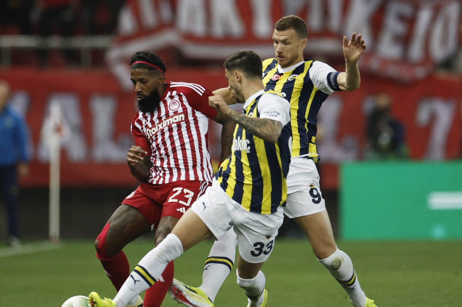 Olympiacos&#039; Rodinei (L) in action with Fenerbahce&#039;s Rade Krunic and Edin Dzeko (R) during the Europa Conference League quarterfinals first leg match at the Karaiskakis Stadium, Piraeus, Greece, April 11, 2024 (Reuters Photo)