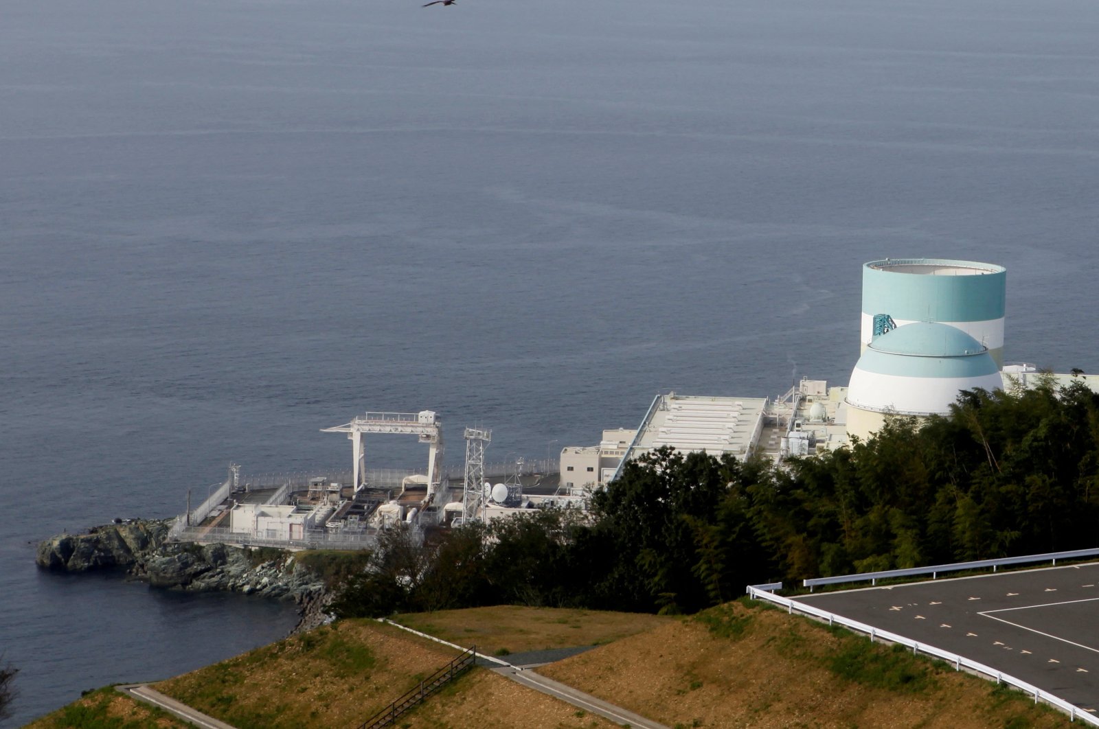 Shikoku Electric Power&#039;s Ikata nuclear plant is pictured near the water in Ikata, Japan, Oct. 2, 2018. (Reuters File Photo)