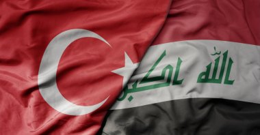 The national flags of Türkiye (L) and Iraq (Shutterstock)