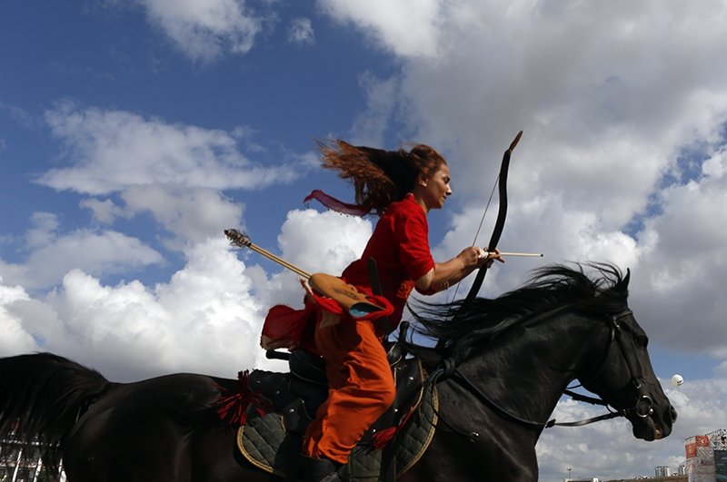 İlk Türk kadın atlı okçuluk takımı Rusya'da görücüye çıkıyor
