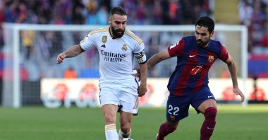 Real Madrid's Dani Carvajal (L) vies with Barcelona's Ilkay Gündoğan during the La Liga match at the Estadi Olimpic Lluis Companys, Barcelona, Spain, Oct. 28, 2023. (AFP Photo)