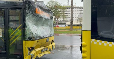 The front windshield of an Istanbul Metropolitan Municipality (IBB) bus is shattered following a collision with another bus at a stop in Fatih, Istanbul, Türkiye, April 19, 2024. (AA Photo)