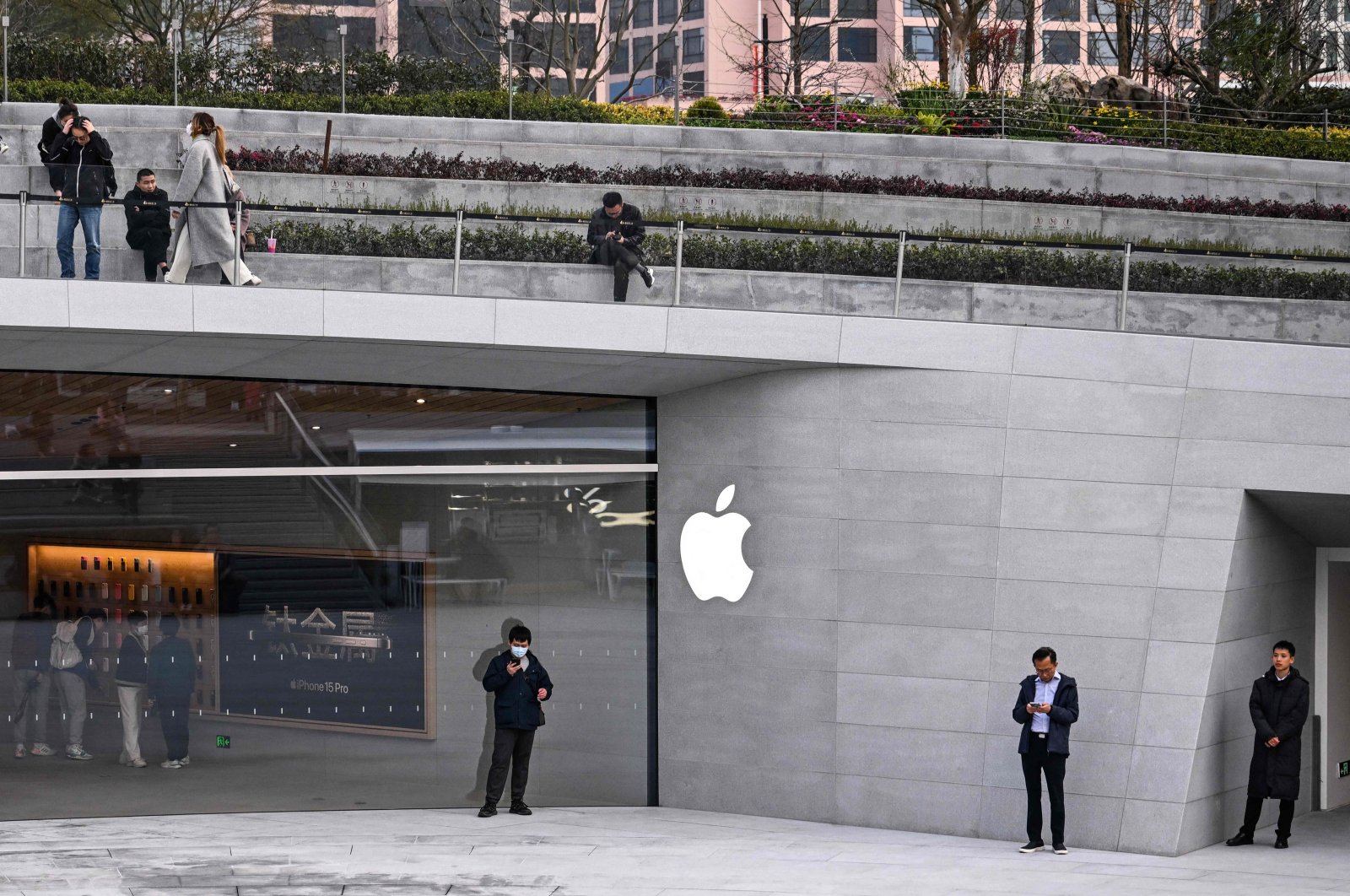 People stand outside a recently opened Apple Store in Shanghai&#039;s Jing&#039;an district, China, March 26, 2024. (AFP Photo)