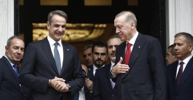 President Recep Tayyip Erdoğan (C-R) gestures next to Greek Prime Minister Kyriakos Mitsotakis (C-L) after their meeting at Maximos Mansion, Athens, Greece, Dec. 7, 2023. (AP Photo)