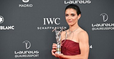 Spanish footballer Aitana Bonmati poses with her Laureus World Sportswoman of the Year award during the 25th Laureus World Sports Awards gala, Madrid, Spain, April 22, 2024. (AFP Photo)