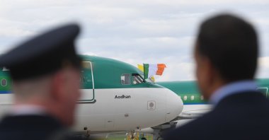 Airport staff looks at a plane parked on the tarmac, Dublin, Ireland, Aug. 26, 2018. (dpa Photo)