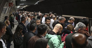 Passengers crowd the platform of the M5 Üsküdar-Samandıra Metro Line, which has seen over 50 hours of disruptions in the past two days, Istanbul, Türkiye, April, 24, 2024. (AA Photo)