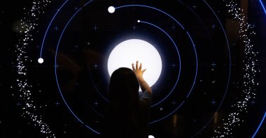 A child looks at a monitor depicting a tour of the solar system at the Smithsonian National Air and Space Museum on the National Mall, shortly before a partial solar eclipse in Washington, U.S., April 8, 2024. (EPA Photo)
