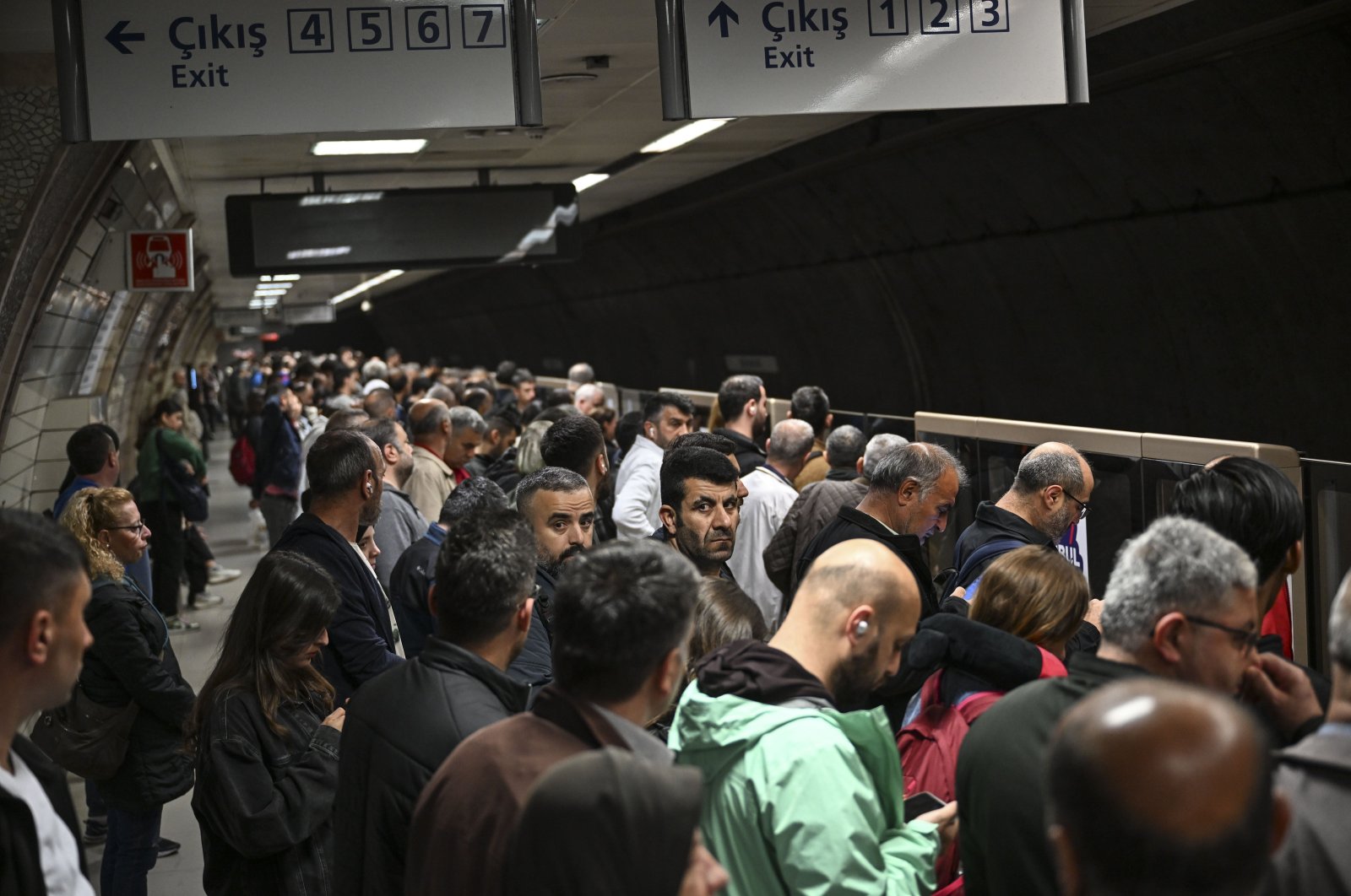 Passengers crowd the platform of the M5 Üsküdar-Samandıra Metro Line, which has seen over 50 hours of disruptions in the past two days, Istanbul, Türkiye, April, 24, 2024. (AA Photo)