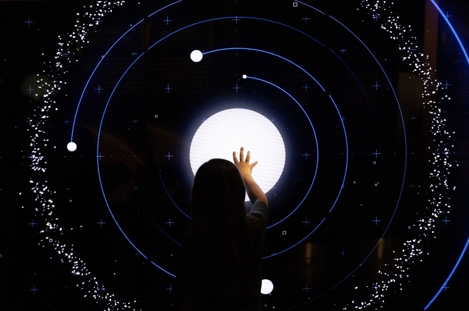 A child looks at a monitor depicting a tour of the solar system at the Smithsonian National Air and Space Museum on the National Mall, shortly before a partial solar eclipse in Washington, U.S., April 8, 2024. (EPA Photo)
