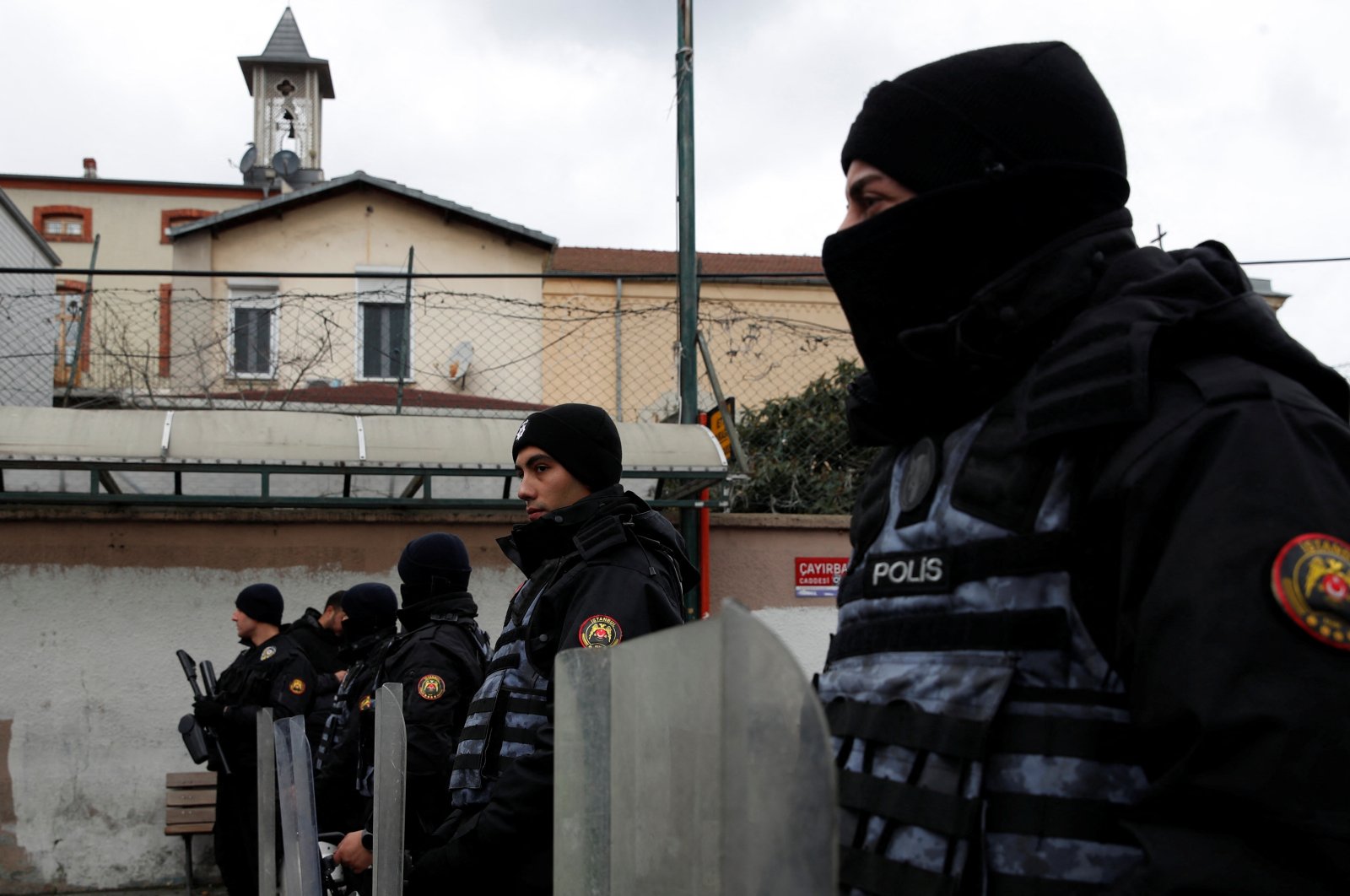 Turkish police stand guard outside a church attacked by Daesh suspects, Istanbul, Türkiye, Jan. 28, 2024. (Reuters Photo)